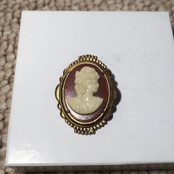 Jewelry - Cameo Brooch